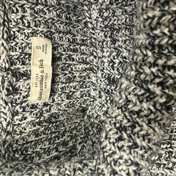 Abercrombie & Fitch Black and White Knit Sweater - Picture 3 of 3